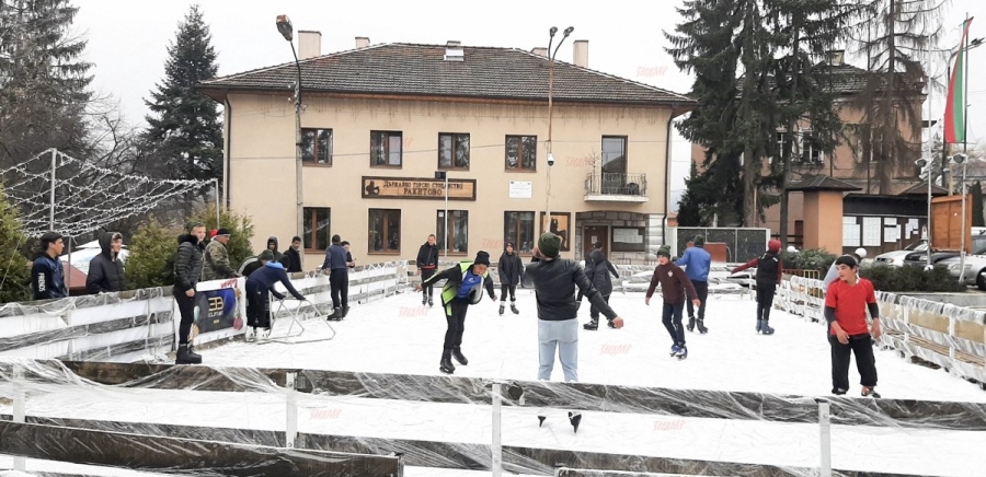 Децата от ВУИ се запознаха с ледената пързалка